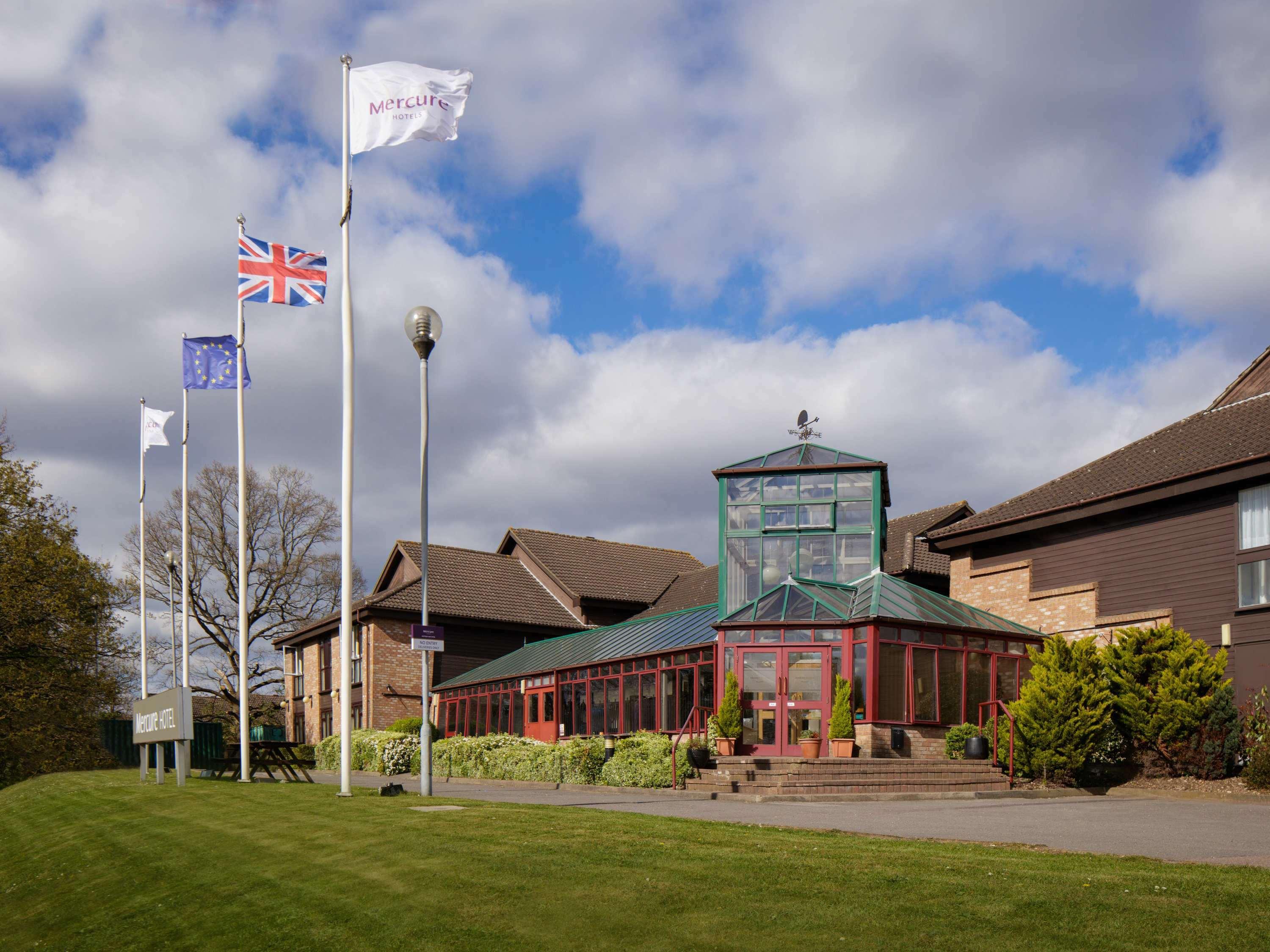Mercure Hatfield Oak Hotel Exterior photo